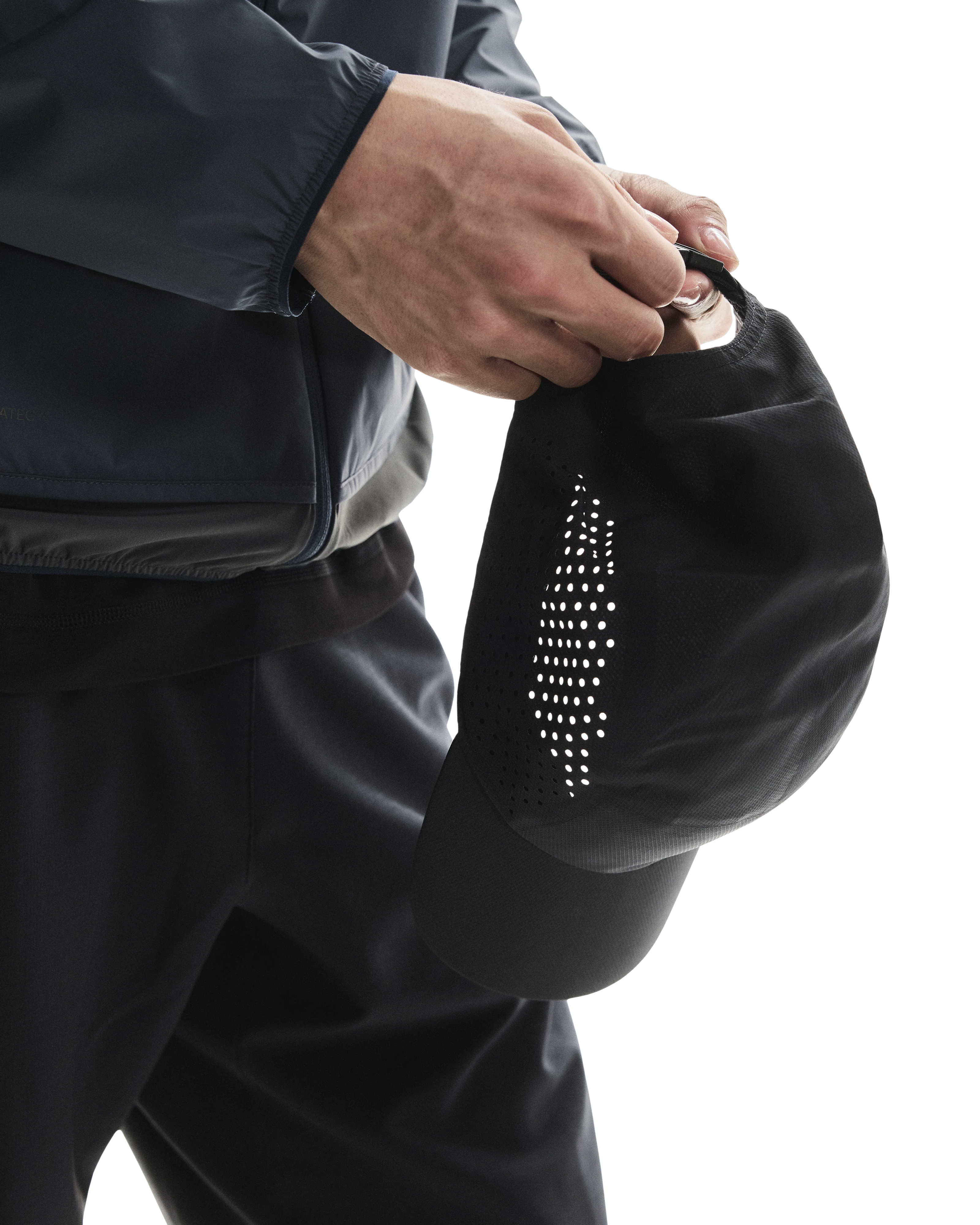 On Running - Lightweight Cap in Black - Image 4