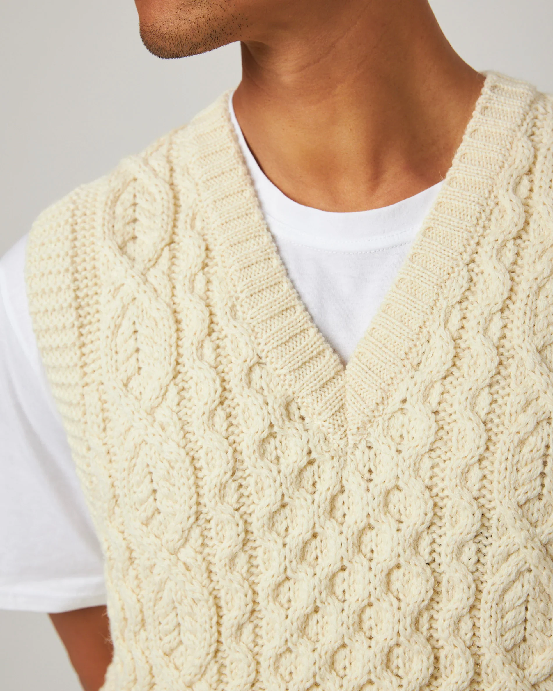 Peregrine - Hudson Aran Vest in Ercu - Image 5